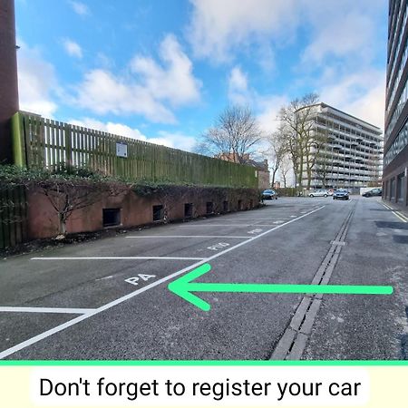 Free Parking. Old Trafford Home マンチェスター エクステリア 写真